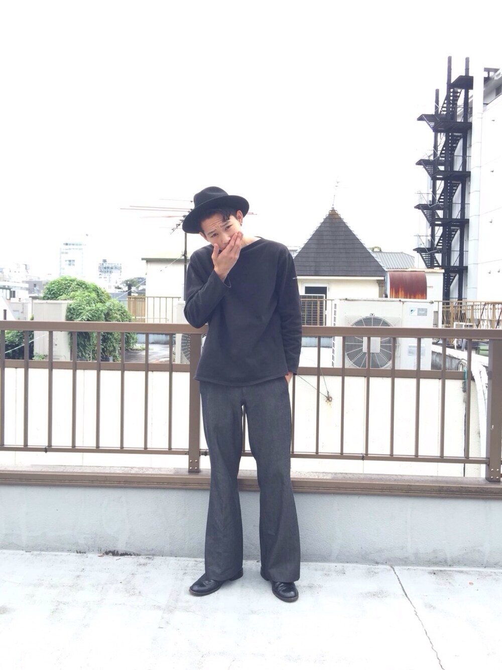 「ハット、フレアパンツ、ブーツカットパンツ、革靴、セントジェームス、バスクシャツ、黒、ドレスシューズ、ウィングチップシューズ」｜「DRIES VAN NOTENのアイテム（スラックス、グレー系）」を使った、   olta_joeさん（メンズ・178cm）の秋コーディネートの1枚目の写真