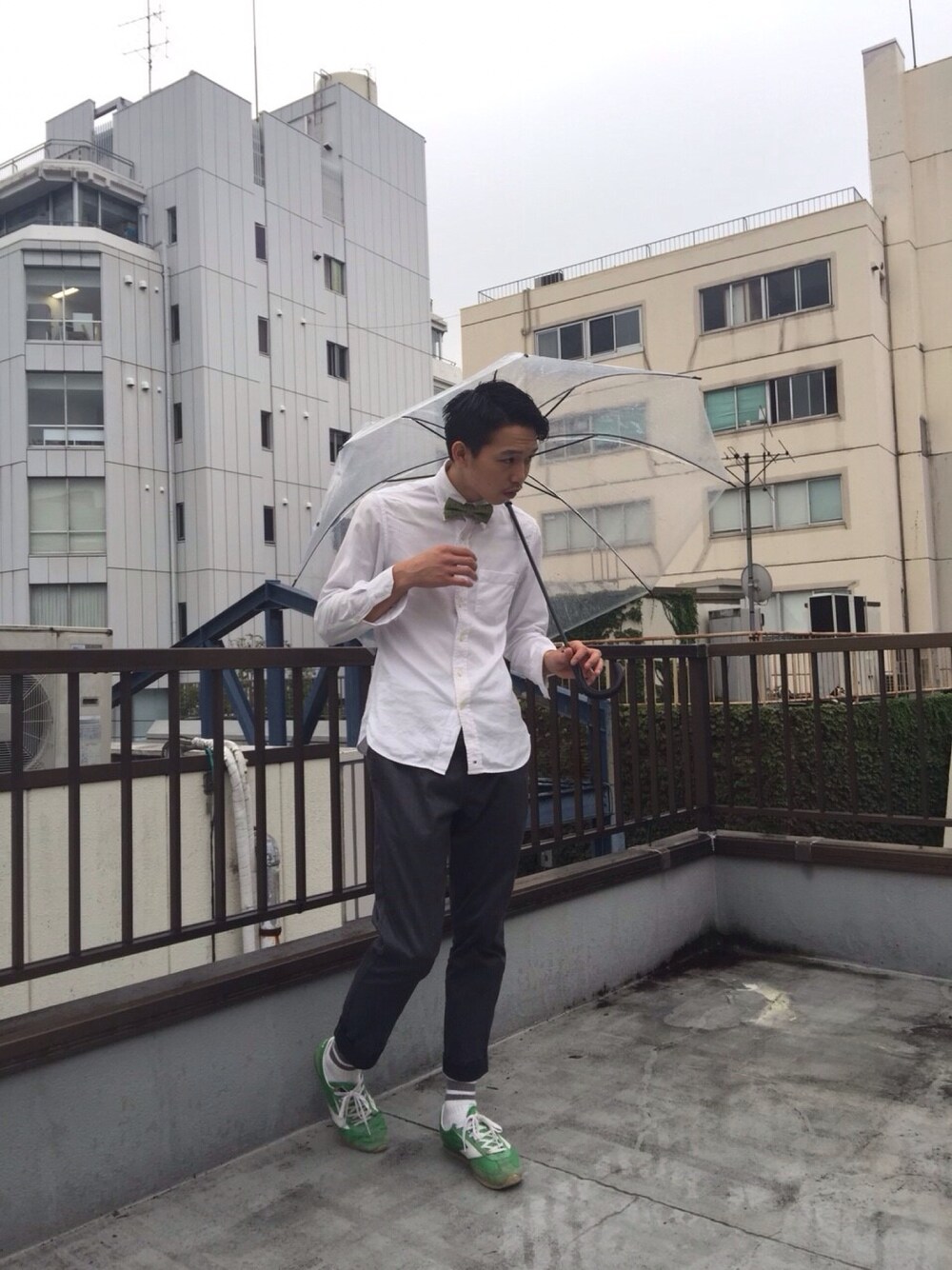 「蝶ネクタイ、スニーカー、brooks、ボーダーソックス、シャツスタイル、白シャツ、テーパードパンツ、スラックス、グリーン、雨の日コーデ」｜「MHL.のアイテム（スラックス、グレー系）」を使った、   olta_joeさん（メンズ・178cm）の秋コーディネートの1枚目の写真