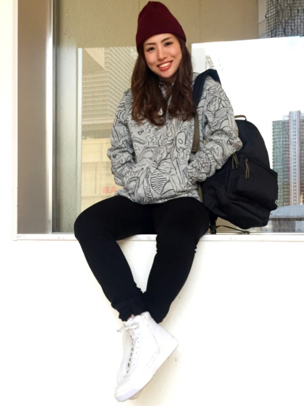 グレー系のパーカー、ブルー系のバックパック/リュック、ブラック系のパンツを着用したレディースの秋コーディネートの1枚目の写真