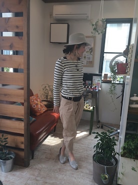 「アイテム（チノパンツ）」を使った、秋谷 幸代さん（レディース・165cm）の春コーディネート