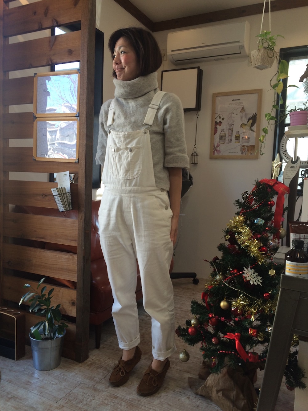 ホワイト系のサロペット/オーバーオール、ブラウン系のモカシン/デッキシューズを着用したレディースの冬コーディネートの1枚目の写真