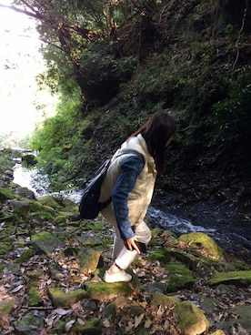 「ブルー x ホワイト」｜「アイテム（ダウンベスト）」を使った、kkkkarrrriさん（レディース・161cm）の秋コーディネート