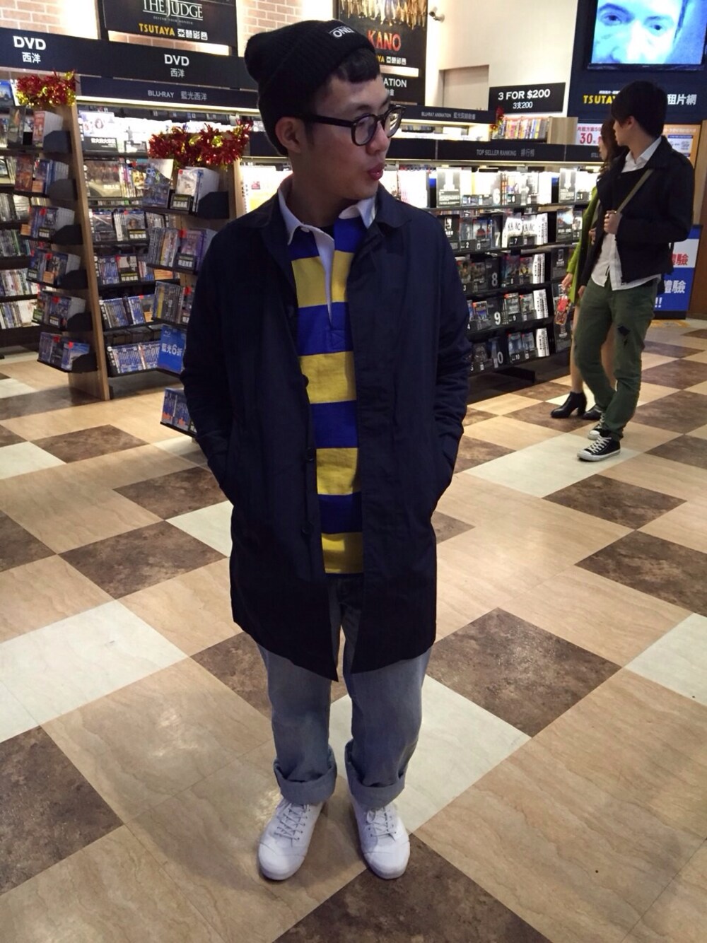 ブルー系のカバーオール、イエロー系のポロシャツ、ホワイト系のスニーカーを着用したメンズの冬コーディネートの1枚目の写真