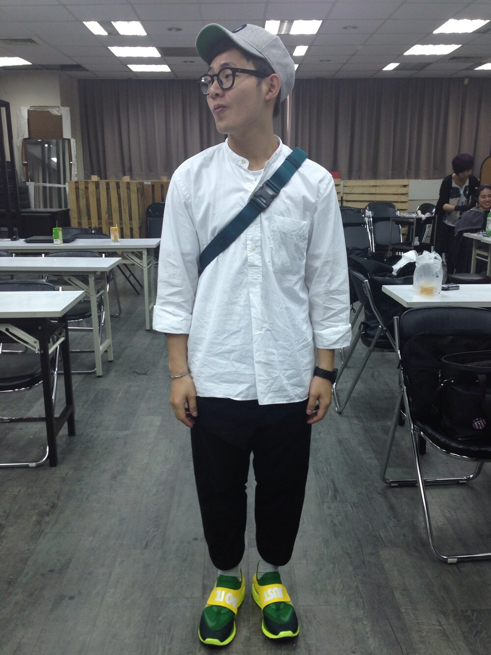 「street、streetfashion、BEAMS、adidas、NIKE、THE NORTH FACE」｜「BEAMSのアイテム（シャツ/ブラウス、ホワイト系）」を使った、Rayさん（メンズ・163cm）の春コーディネートの1枚目の写真