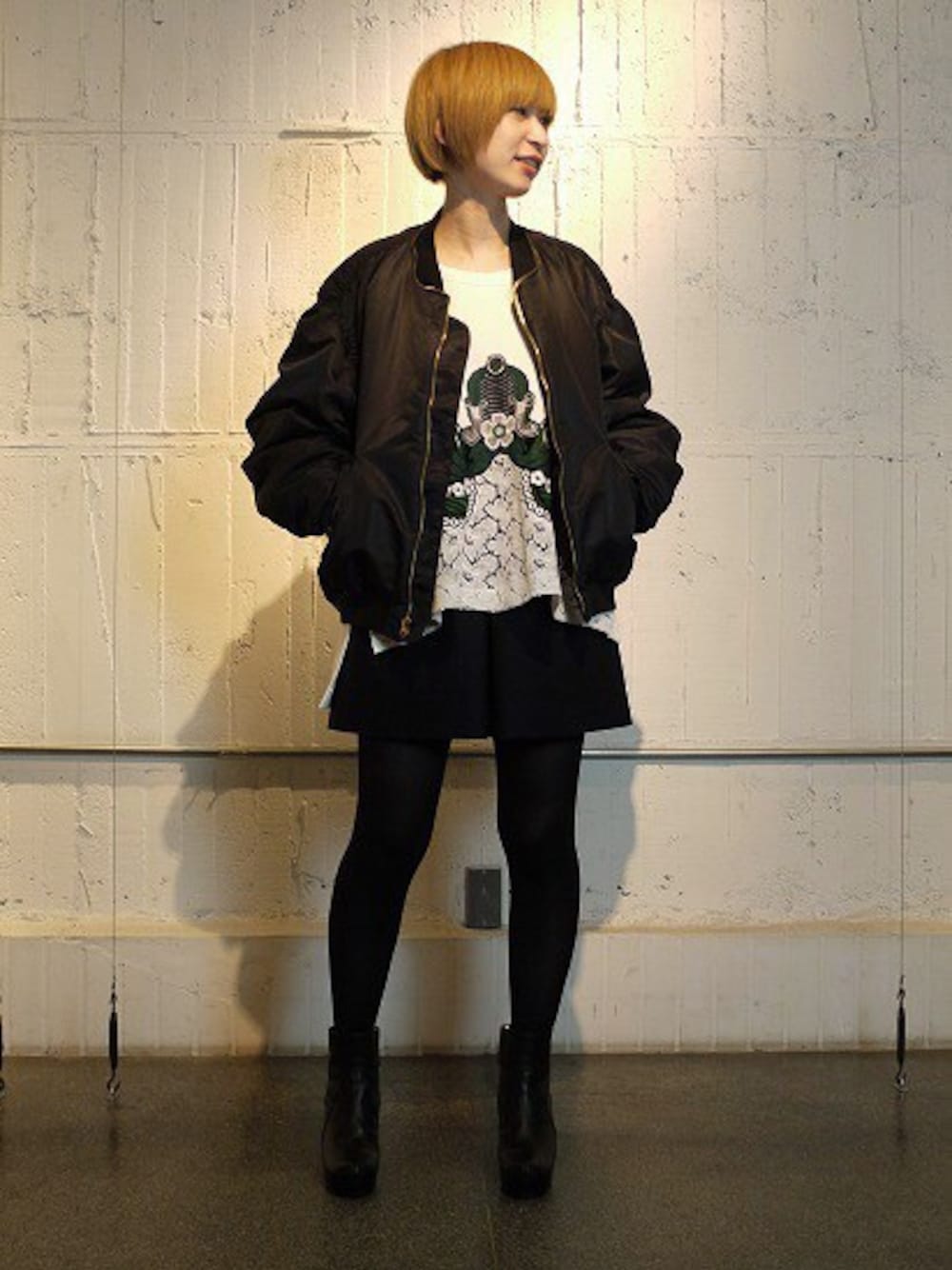 「MA-1、スエット、スエットトップス、ナイロンジャケット、ショートパンツ、ブーツ、FAD3、mame、TOGA、RICK OWENS」｜「FAD THREEのアイテム（ナイロンジャケット、ブラック系）」を使った、CROMAGNONさん（レディース・160cm）の冬コーディネートの1枚目の写真