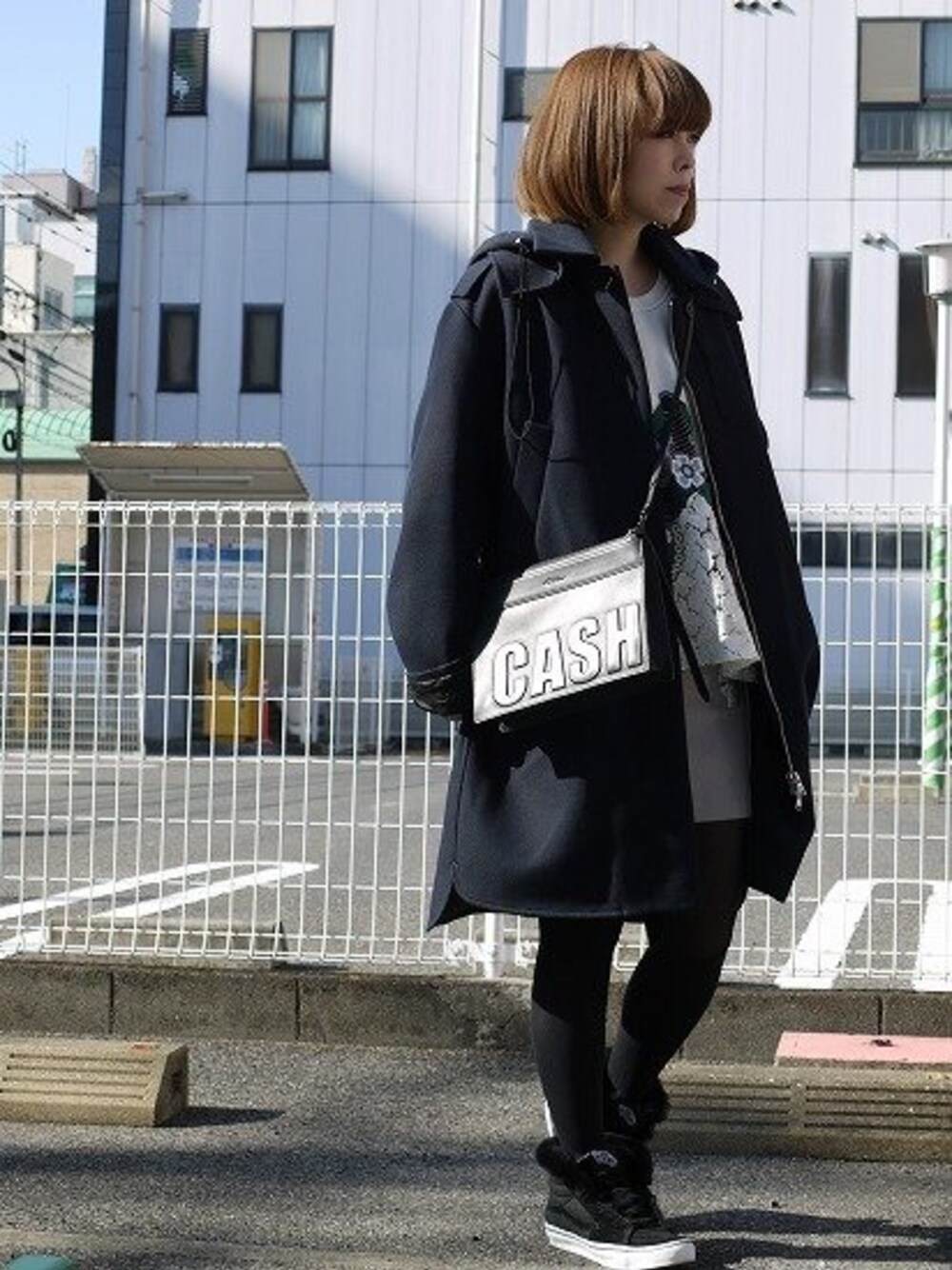 「ハイカットスニーカー、スニーカー、スニーカーコーデ、オーバーサイズ、フードコート、バンズ、VANSのスニーカー、VANS、sacai、3.1 phillip lim」｜「3.1 Phillip Limのアイテム（その他アウター、ブルー系）」を使った、CROMAGNONさん（レディース・160cm）の冬コーディネートの1枚目の写真