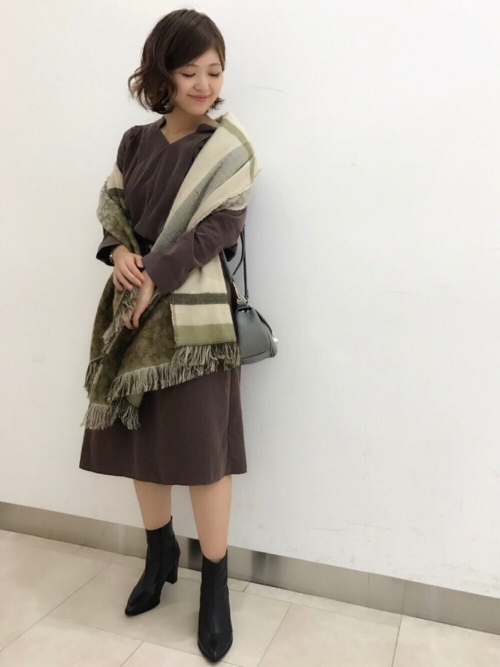 「ROSSO、URBAN RESEARCH、ワンピース、ストール」｜「URBAN RESEARCH ROSSO WOMENのROSSO スウェードサテン切替ワンピース（ワンピース、ブラウン系）」を使った、kirimuraさん（レディース・158cm）の秋コーディネートの1枚目の写真