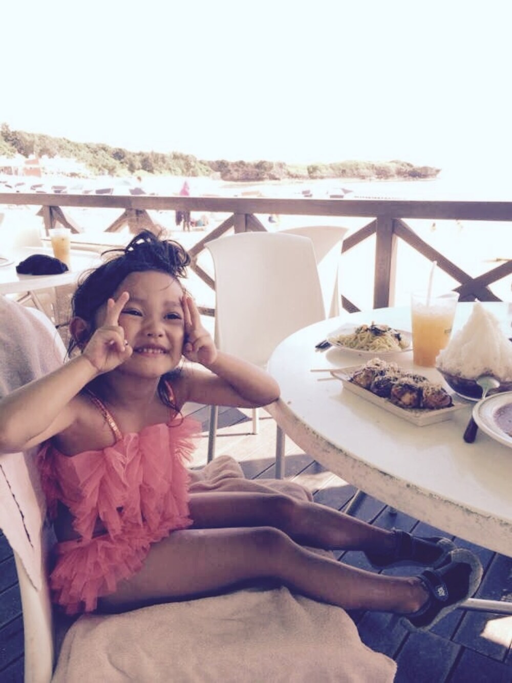 レッド系の水着を着用したキッズの冬コーディネートの1枚目の写真