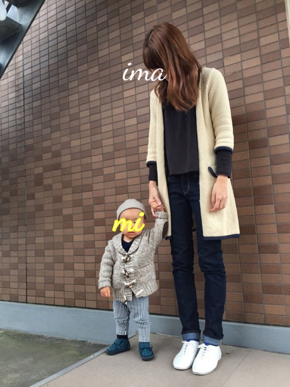 「シンプル、ロンT、デニムパンツ、親子」｜「古着のアイテム（ジャケット/アウター、ベージュ系）」を使った、まちさん（レディース・165cm）の秋コーディネートの1枚目の写真