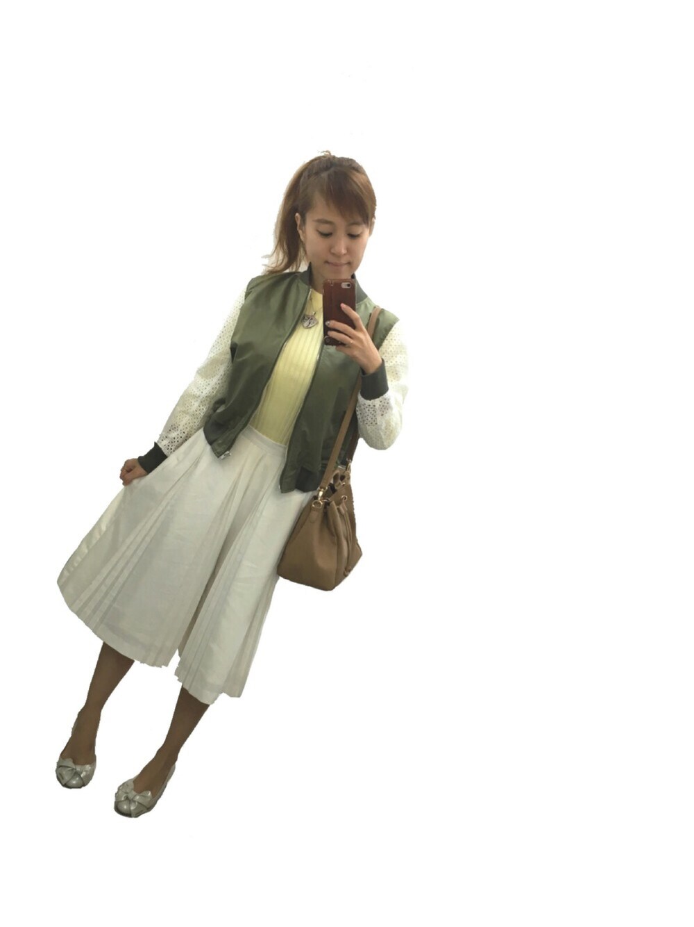 グリーン系のブルゾン、ベージュ系のショルダーバッグ、ホワイト系のパンプスを着用したレディースの春コーディネートの1枚目の写真