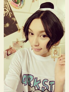 「20ears20（ピアス（両耳用）、ゴールド系）」を使った、王丹妮Louise Wさん（レディース）の夏コーディネート