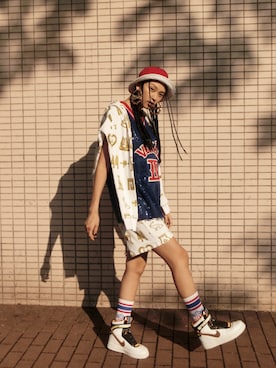 「NIKE（ナイキ）のNike x riccardotisci（スニーカー、ホワイト系）」を使った、王丹妮Louise Wさん（レディース）の夏コーディネート