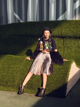 「H&M（エイチ・アンド・エム）のH&M Sliver dress（スカート、シルバー系）」を使った、王丹妮Louise Wさん（レディース）の夏コーディネート