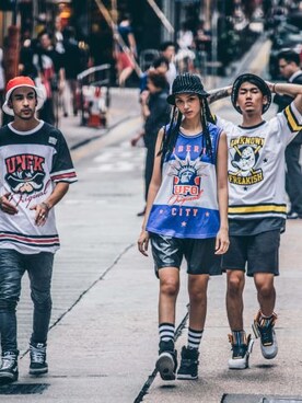 「Down clothing のアイテム（タンクトップ、ブルー系）」を使った、王丹妮Louise Wさん（レディース）の夏コーディネート