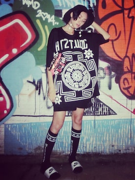 「KTZ（ケイティーゼット）のアイテム（Tシャツ/カットソー、ブラック系）」を使った、王丹妮Louise Wさん（レディース）の秋コーディネート
