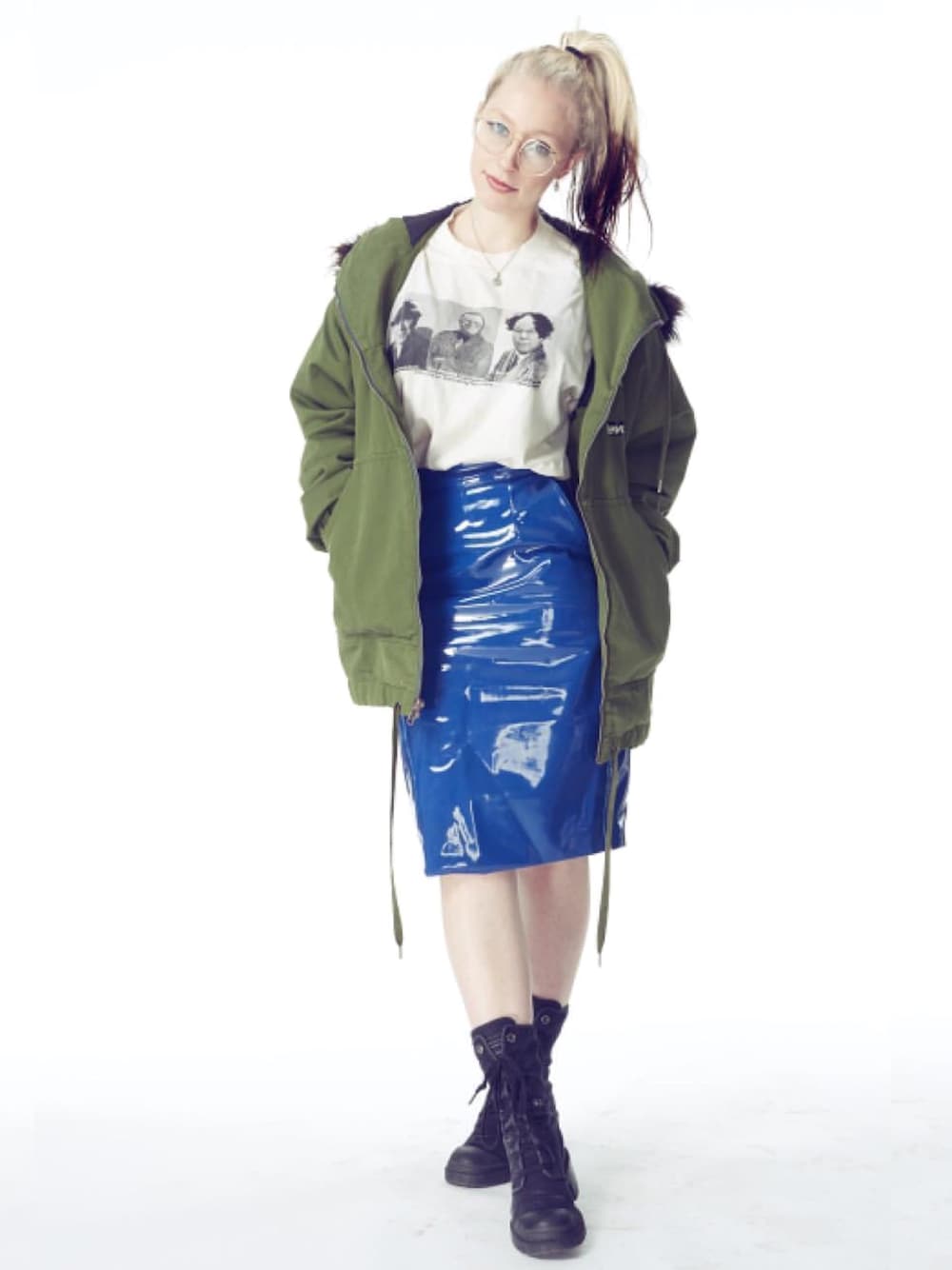 「marcjacobs、latex、NYC」｜「Marc by Marc JacobsのMARC BY MARC JACOBS Knee length skirts（スカート、ブルー系）」を使った、ali b さん（レディース・170cm）の夏コーディネートの1枚目の写真