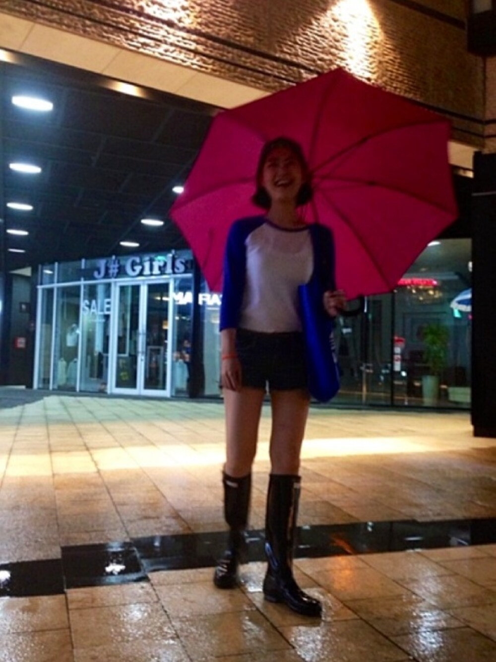 「HUNTERのアイテム（ブーツ、ブラック系）」を使った、sunnn__yさん（レディース・163cm）の夏コーディネートの1枚目の写真
