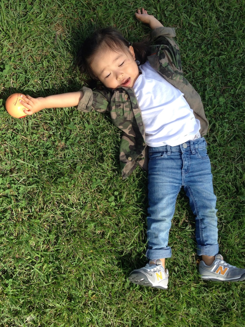 「3歳、プチプラ、秋コーデ、カモフラ、フランネルシャツ、公園コーデ、キッズコーデ、大人コーデ」｜「UNIQLOのアイテム（スーツスカート、その他）」を使った、yuzuuuuさん（キッズ・100cm）の秋コーディネートの1枚目の写真