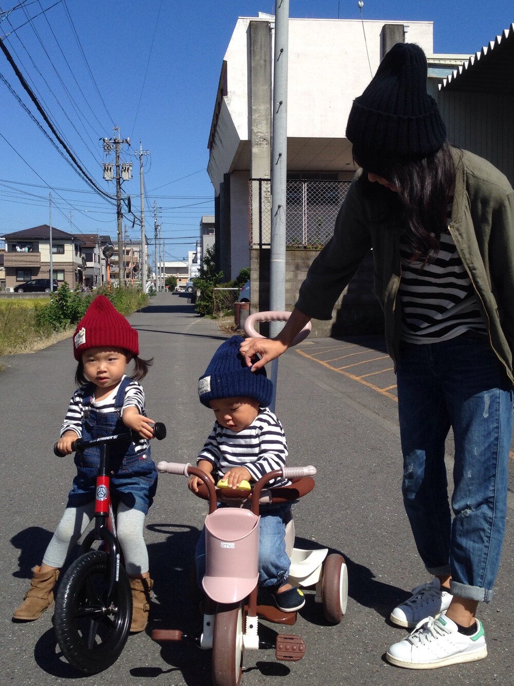 「3歳、1歳、おやこーで。、リンクコーデ、ボーダートップス、おさんぽ、ママコーデ」｜「3coinsのアイテム（キャップ、レッド系）」を使った、yuzuuuuさん（キッズ・100cm）の秋コーディネートの1枚目の写真