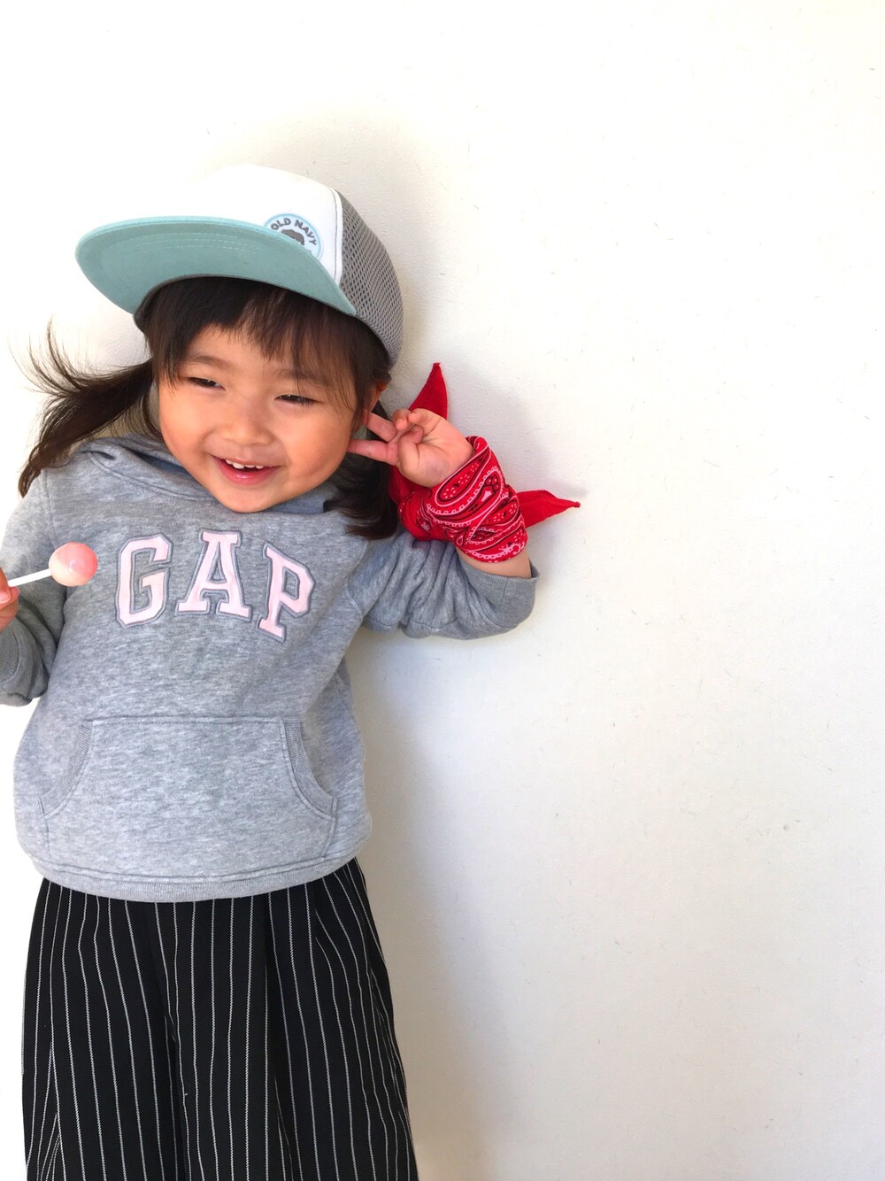 「kids、キッズファッション、女の子、休日スタイル、シンプル、スポーツミックス」｜「OLD NAVYのアイテム（キャップ、ホワイト系）」を使った、yuzuuuuさん（キッズ・100cm）の春コーディネートの1枚目の写真