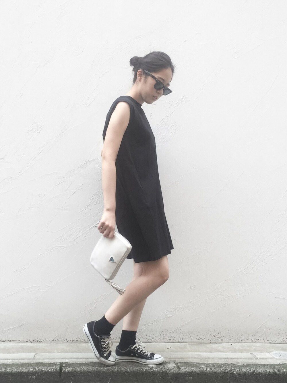 「RIM.ARK、休日スタイル、大人カジュアル、夏コーデ、ラクチンコーデ、モノトーン、ブラック、おだんごヘアー、converse、ワンピース×スニーカー」｜「RIM.ARKのSLEEVE POINT SILKETE OP（ワンピース、ブラック系）」を使った、sakurako_kusanoさん（レディース・166cm）の春コーディネートの1枚目の写真