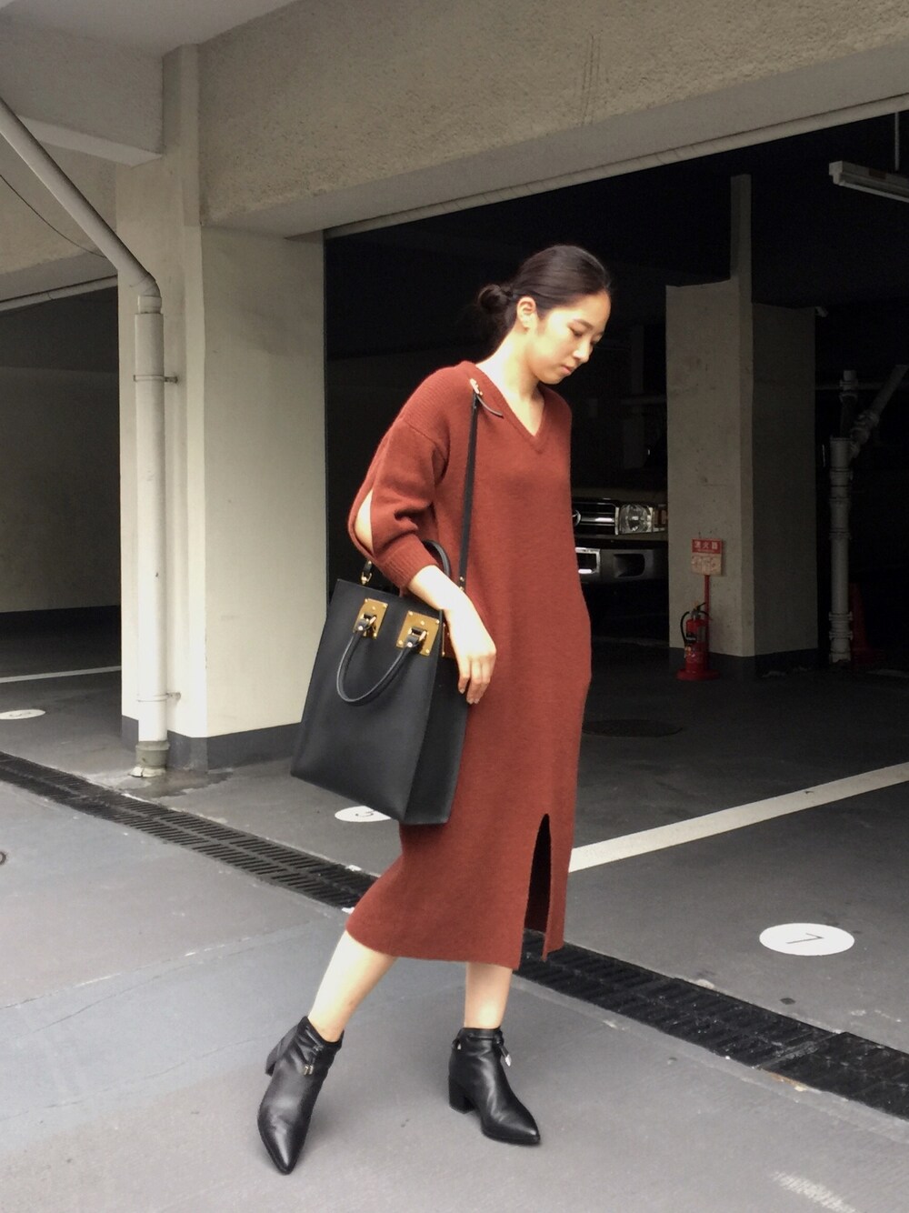 「RIM.ARK、カジュアルコーデ、オトナカジュアル、秋のコーデ、黒、SOPHIE HULME 、ニットワンピース、ニット、ワンピース、大人カジュアル」｜「RIM.ARKのアイテム（ワンピース、ブラウン系）」を使った、sakurako_kusanoさん（レディース・166cm）の秋コーディネートの1枚目の写真