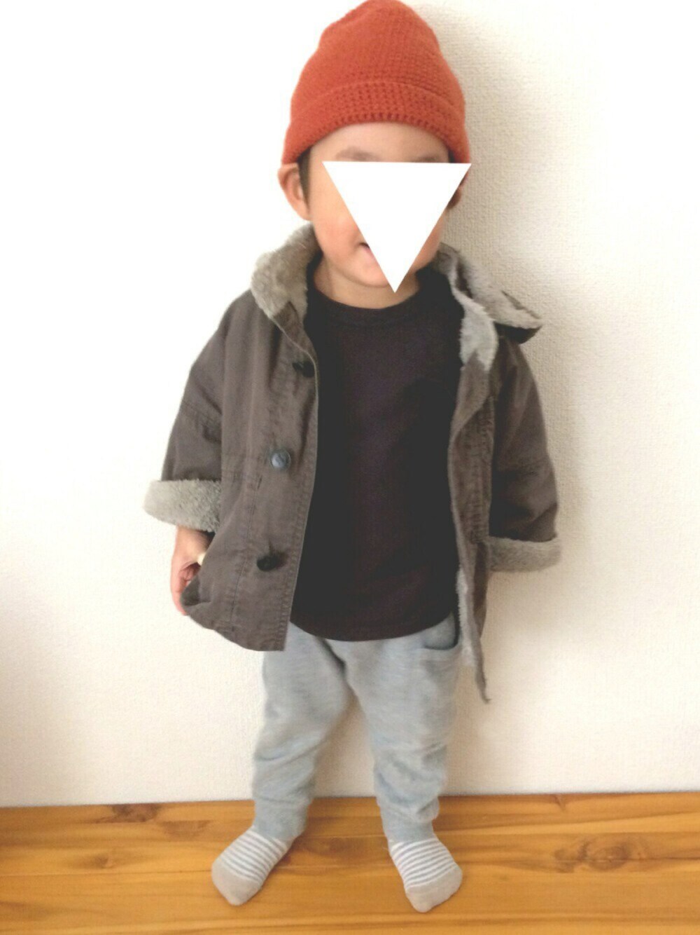 「秋のコーデ、アウター、シンプル、おとこのこ、ニット帽、スウェットパンツ、2歳、カジュアル、地味ーズ、キッズコーデ」｜「apres les coursのデイリーカラバリＴシャツ（Tシャツ/カットソー、ブラック系）」を使った、attoさん（キッズ・90cm）の秋コーディネートの1枚目の写真