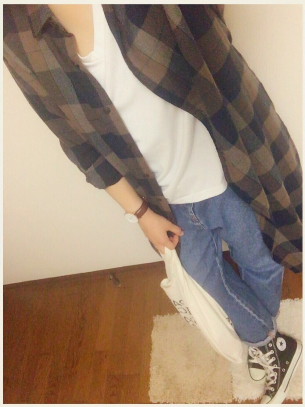 ブラック系のスニーカー、ブルー系のデニムパンツ、ホワイト系のTシャツ/カットソーを着用したレディースの秋コーディネートの1枚目の写真