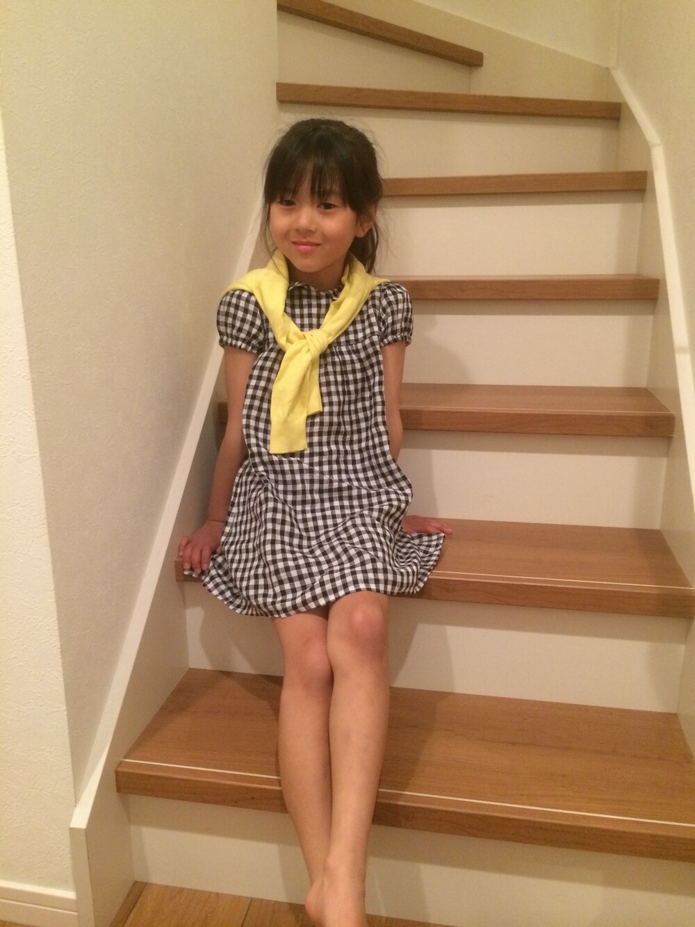 「kids、キッズコーデ、ワンピース、ギンガムチェック、カーディガン、夏、ROPE' PICNIC(ROPE' PICNIC)、ロペピクニック」｜「ROPE' PICNICの【ROPE' PICNIC KIDS】【EMILCOTONI】花柄使いカーディガン（カーディガン/ボレロ、イエロー系）」を使った、RIOたんさん（キッズ・120cm）の春コーディネートの1枚目の写真