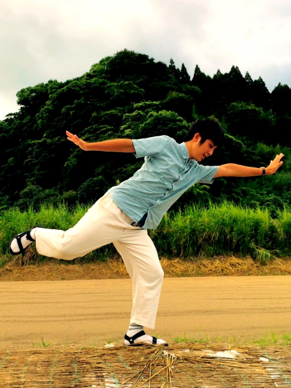 ブラック系のサンダルを着用したメンズの秋コーディネートの1枚目の写真