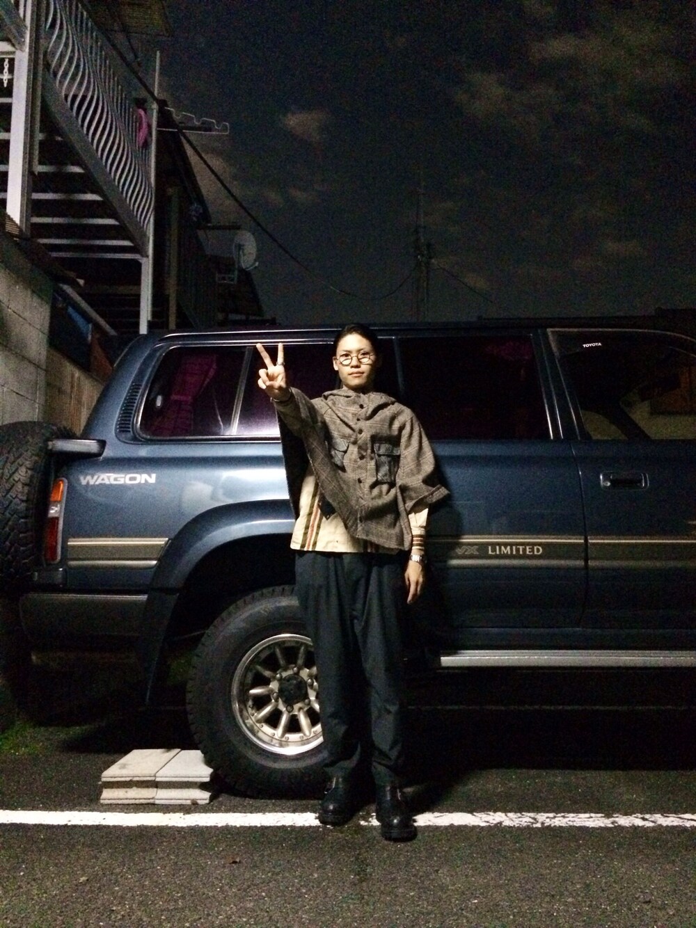 「車、アメカジ、ポンチョ、探偵、サルエルパンツ、丸メガネ」｜「THE SCOTCH HOUSEの千鳥格子 ポンチョ（ポンチョ、ブラウン系）」を使った、ENOMOTO DAISUKEさん（メンズ・171cm）の秋コーディネートの1枚目の写真
