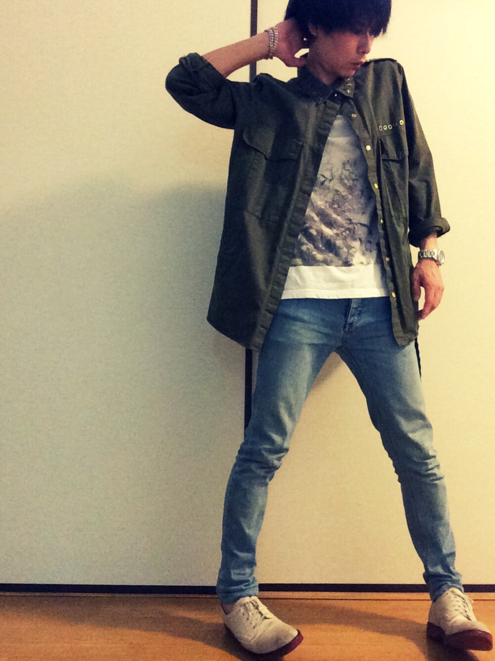 グリーン系のミリタリージャケット、ホワイト系のTシャツ/カットソー、ブルー系のデニムパンツを着用したメンズの夏コーディネートの1枚目の写真