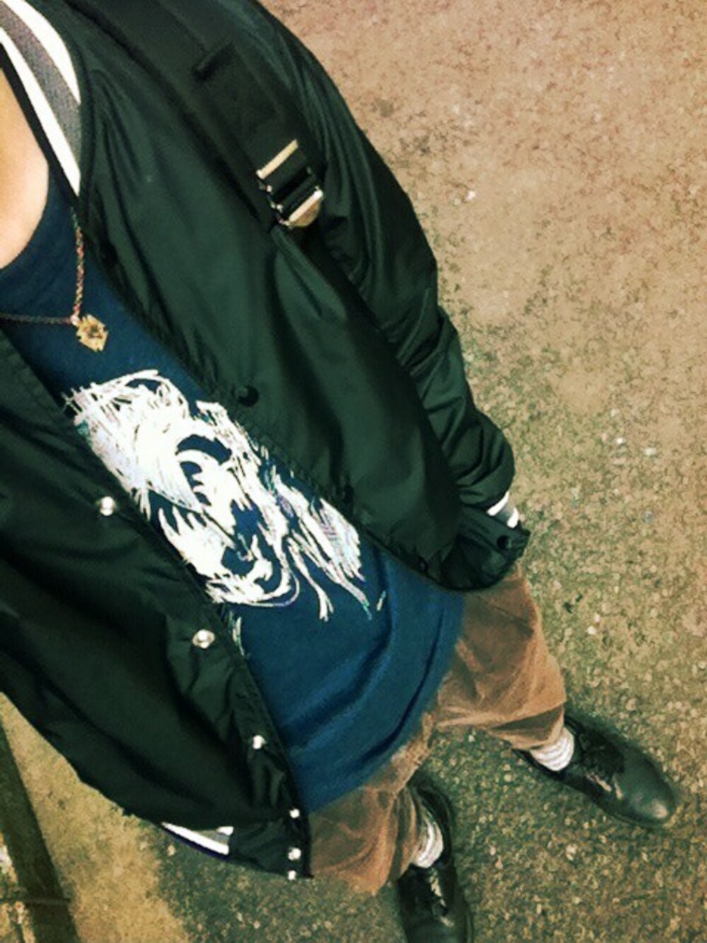 「青いTシャツ」｜「MONKEY TIMEのMT ∴タフタ アワード ジャケット（スタジャン、ブラック系）」を使った、あゆむさん（メンズ・164cm）の夏コーディネートの1枚目の写真