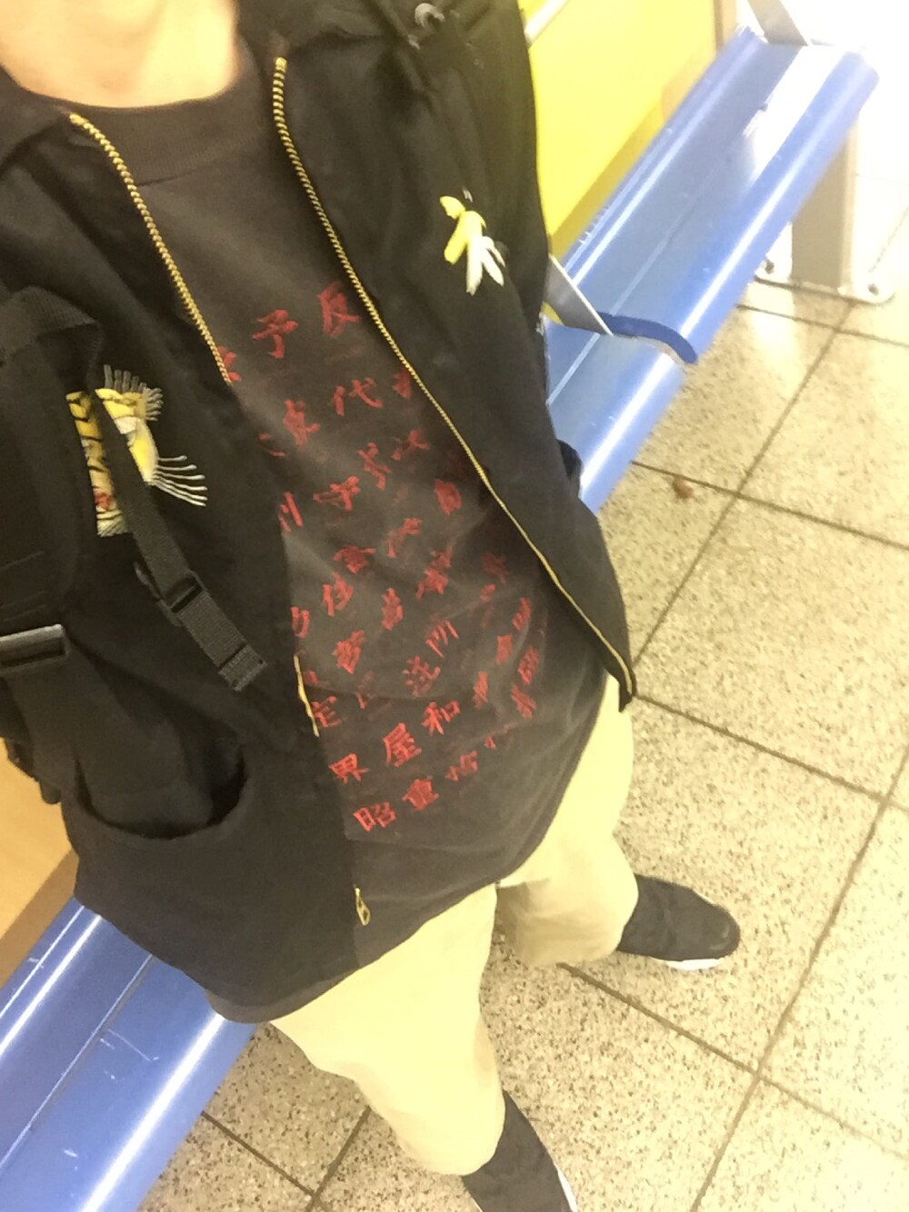 「休日スタイル、古着、古着MIX、ポンプフューリー、スーベニアジャケット、BiSH」｜「X-girlのADVENTURE BACKPACK /バックパック/リュック/バッグ/無地/ミルズロゴ/ワッペン/大容量/05154024（バックパック/リュック、ブラック系）」を使った、あゆむさん（メンズ・164cm）の秋コーディネートの1枚目の写真