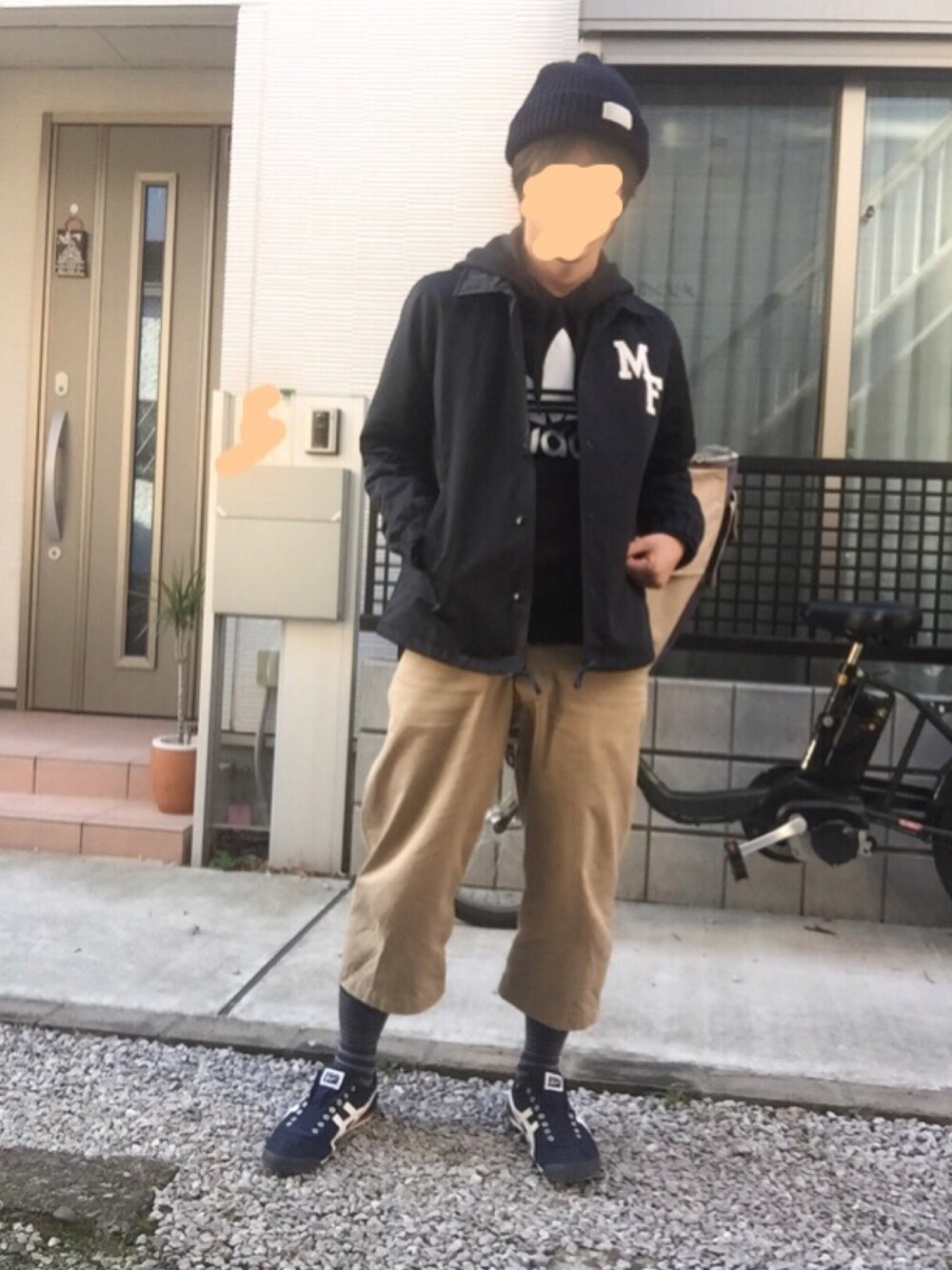 「CA4LA、ニット帽、コーチジャケット、パーカー、アディダス、adidas、黒、古着、古着MIX、秋冬」｜「MILKFED.のMF PRINT COACH JACKET（コーチジャケット/プリント/ロゴ）（ナイロンジャケット、ブルー系）」を使った、あゆむさん（メンズ・164cm）の秋コーディネートの1枚目の写真