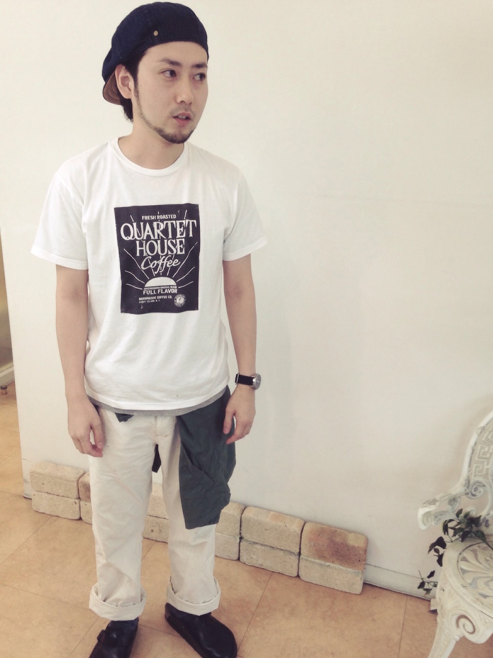 「johnbull、ANACHRONORM、birkenstock、白パンツ、白Tシャツ」｜「Johnbullのアイテム（その他パンツ、ホワイト系）」を使った、jiroookさん（メンズ・170cm）の春コーディネートの1枚目の写真
