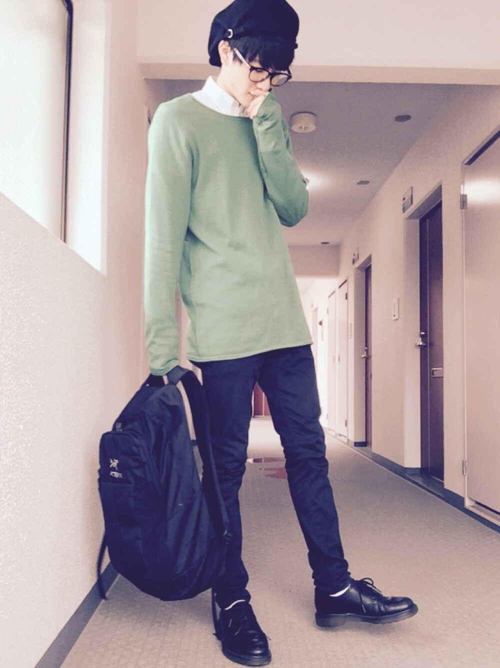 「春コーデ、革靴、黒スキニー、ハンチング、バックパック」｜「ARC'TERYXのKitsilano Backpack（バックパック/リュック、ブラック系）」を使った、minooOさん（メンズ・172cm）の春コーディネートの1枚目の写真