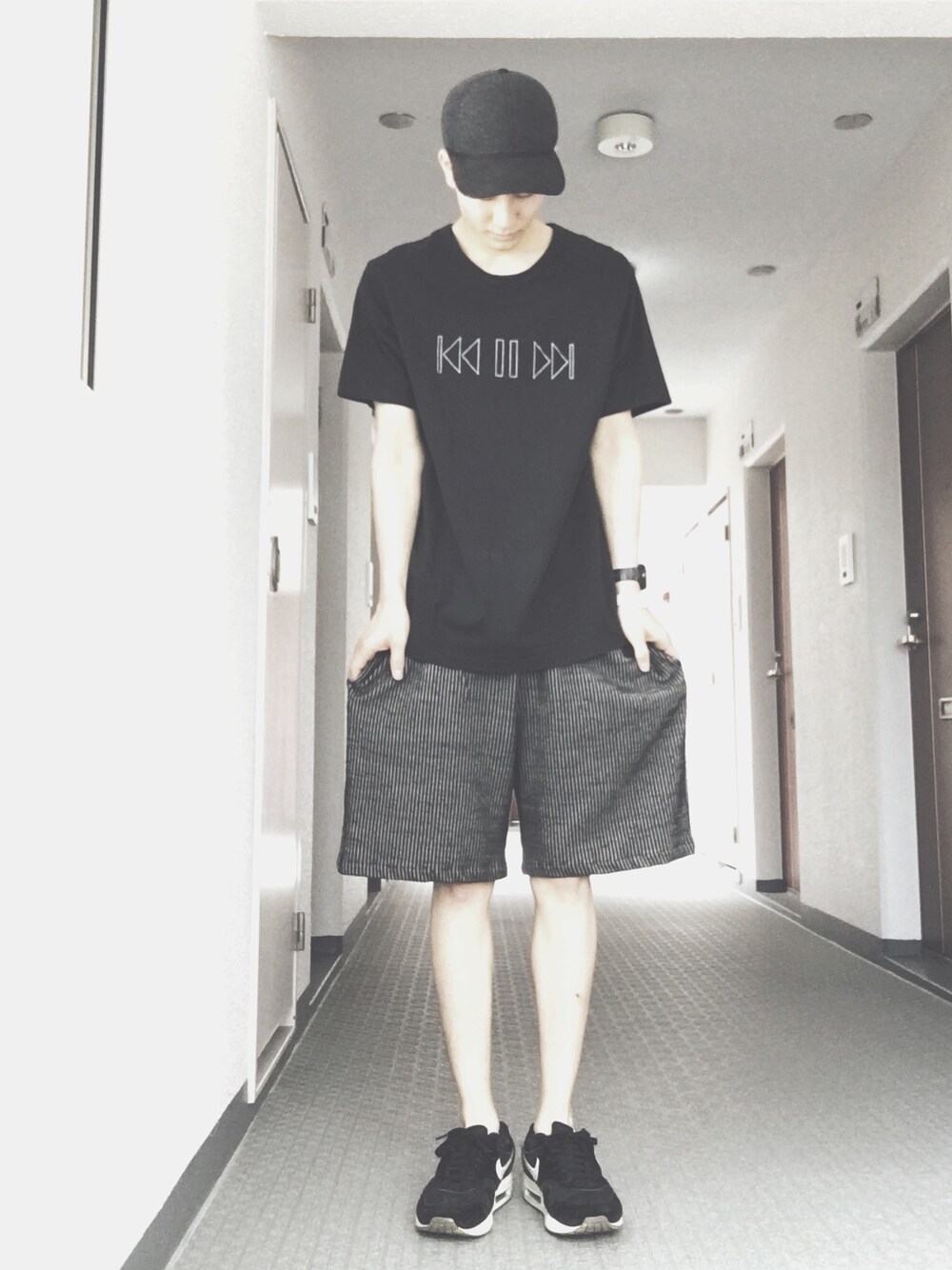 「シンプル、ゆるコーデ、ストリート、夏コーデ、モノトーン、モード」｜「HEALTHのHEALTH / “Tune”（Black）（Tシャツ/カットソー、ブラック系）」を使った、minooOさん（メンズ・172cm）の夏コーディネートの1枚目の写真
