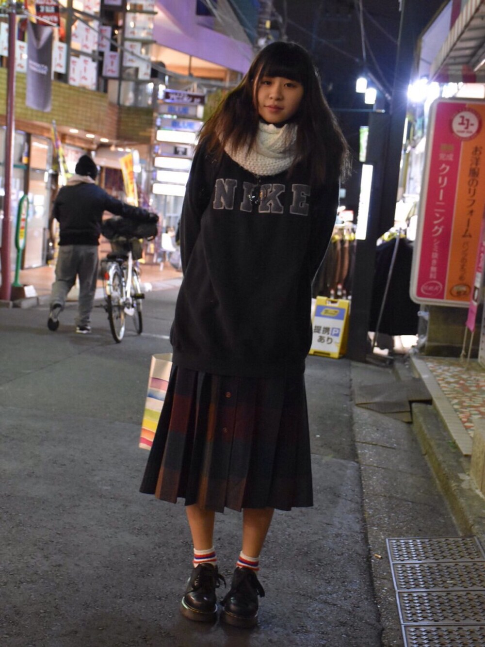 「下北沢古着屋、原宿、デート」｜「flamingoのアイテム（ストール/ショール、ホワイト系）」を使った、にむぽにさん（レディース・157cm）の冬コーディネートの1枚目の写真