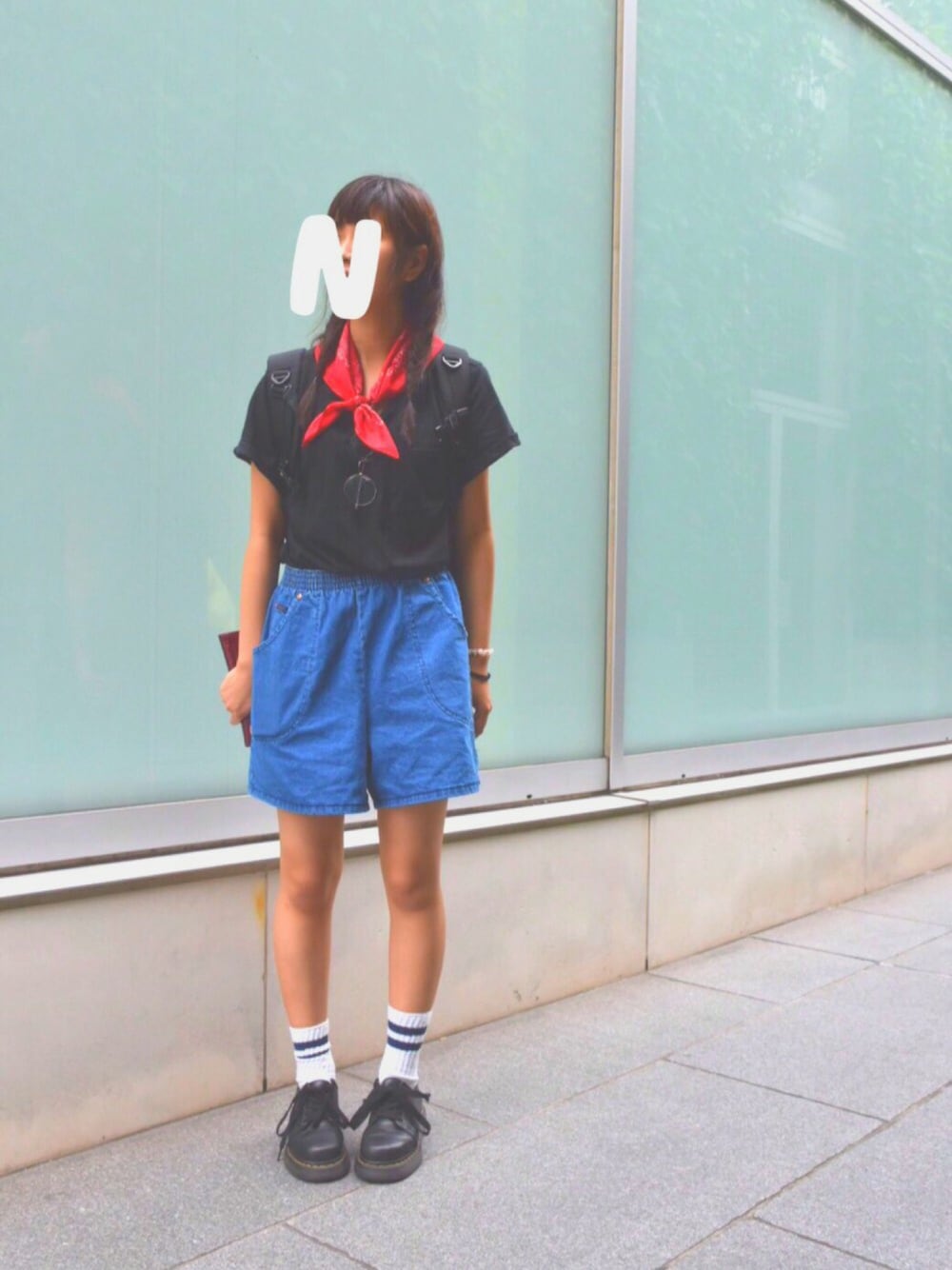 「summer、夏、有休、暑い、niko and ...、earth、バンダナ、デニムパンツ、ショートパンツ、Dr.Martens」｜「earthのアイテム（ファッション雑貨、レッド系）」を使った、にむぽにさん（レディース・157cm）の夏コーディネートの1枚目の写真