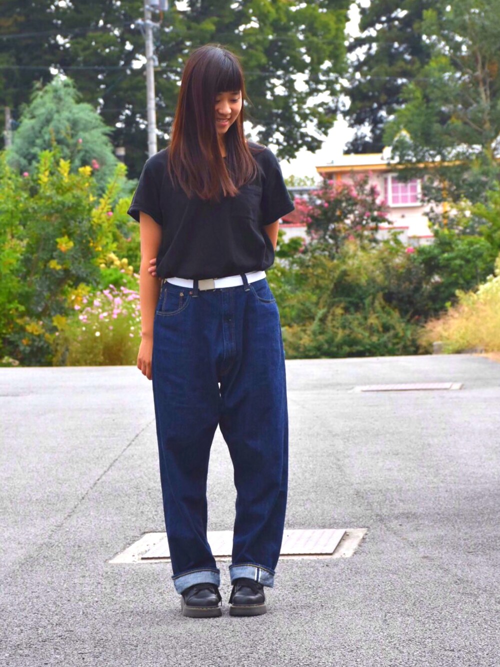 「beamsboy、シンプルコーデ、niko and ...、Dr.Martens、デニムパンツ、秋服が好き、秋服着たい」｜「niko and...のUSAコットンポケットTシャツ【niko and...】（Tシャツ/カットソー、ブラック系）」を使った、にむぽにさん（レディース・157cm）の秋コーディネートの1枚目の写真