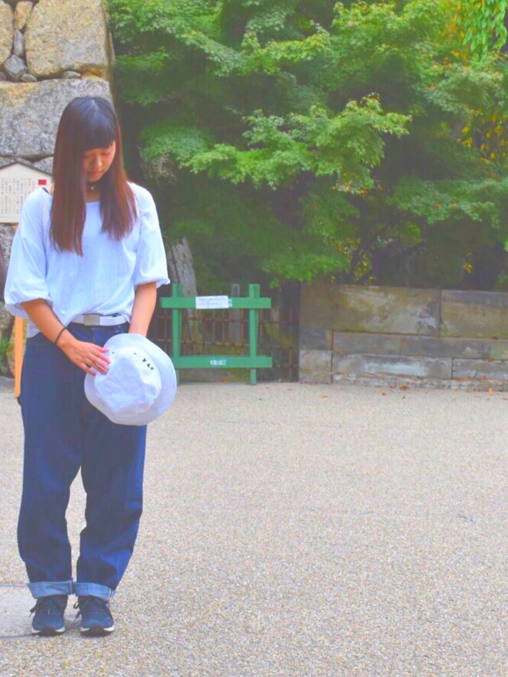 「デニム、nico and…、白ブラウス×デニム、New Balance、バケットハット、BEAMS BOY」｜「Handmadeのアイテム（ネックレス、ブラック系）」を使った、にむぽにさん（レディース・157cm）の秋コーディネートの1枚目の写真