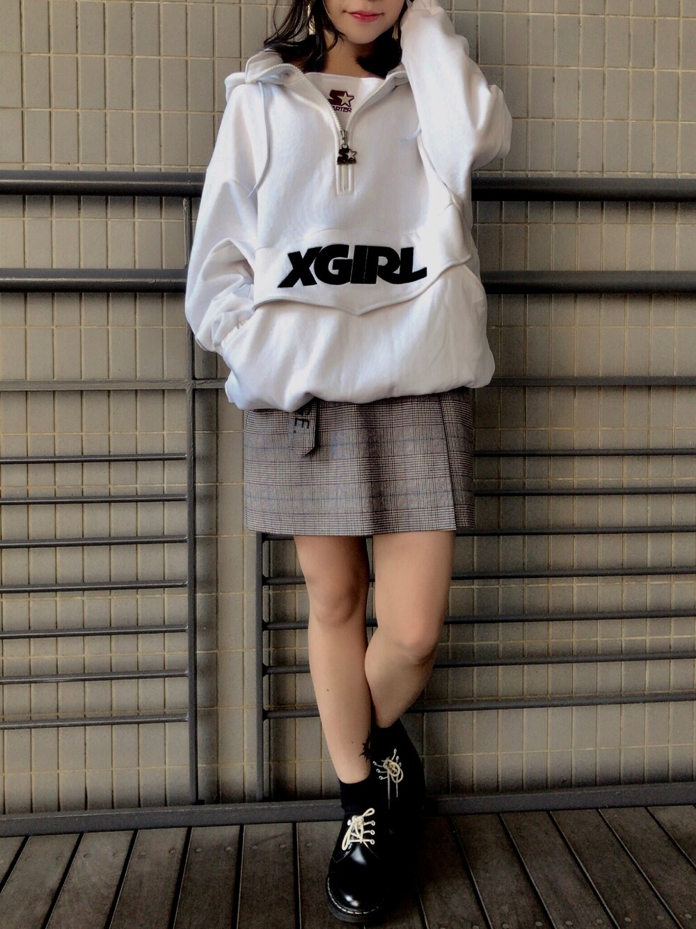 「xgirl、hoodie、starterblacklabel、skirt」｜「X-girlのLOGO BELTED WRAP SKIRT（スカート、その他）」を使った、小西　幸さん（レディース・148cm）の秋コーディネートの1枚目の写真