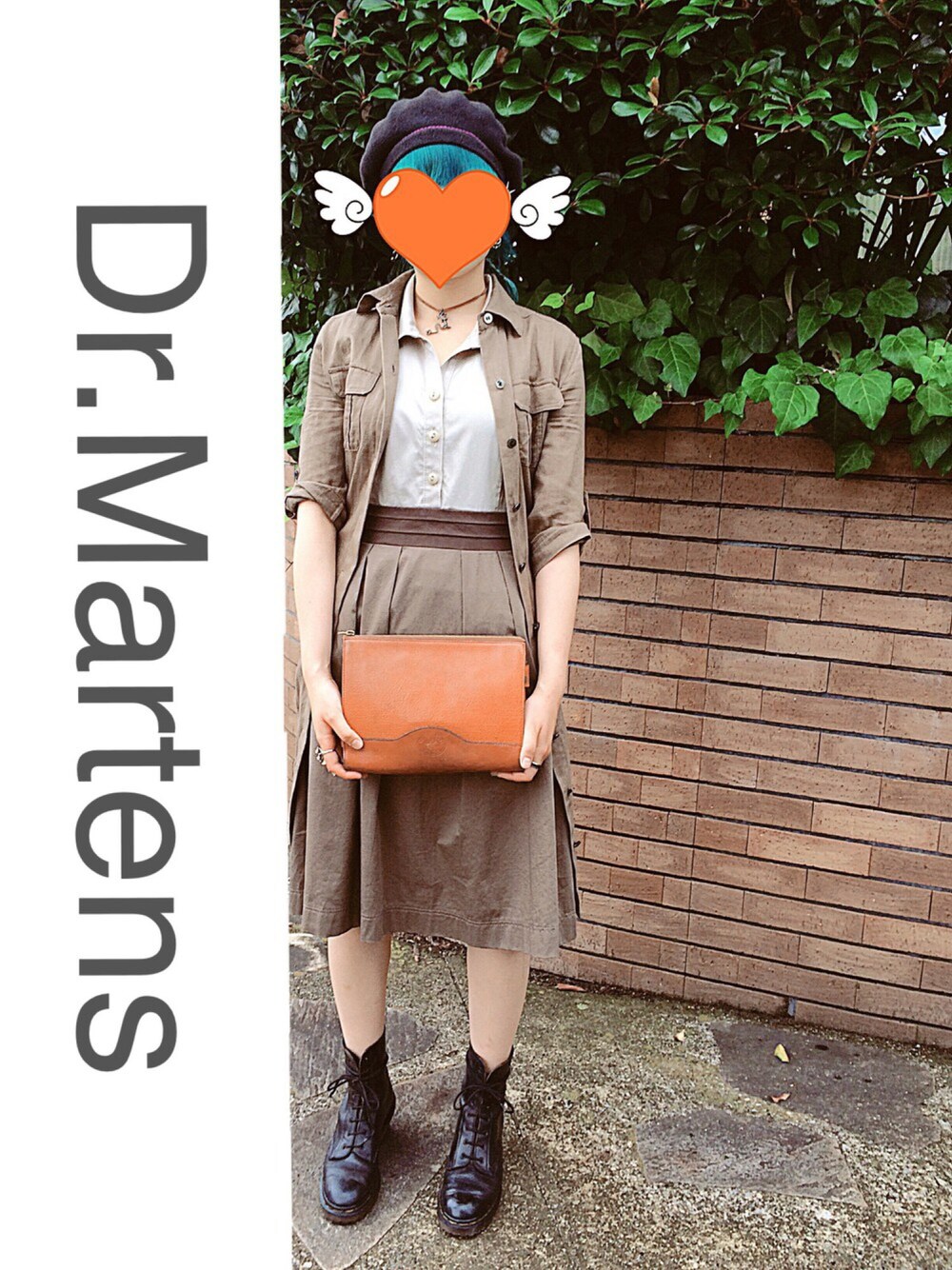ブラック系のブーツ、ブラウン系のクラッチバッグ、ベージュ系のワンピースを着用したレディースの夏コーディネートの1枚目の写真