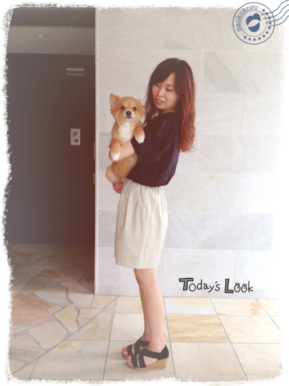 ブルー系のワンピース、ブラック系のサンダル、ゴールド系のネックレスを着用したレディースの夏コーディネートの1枚目の写真