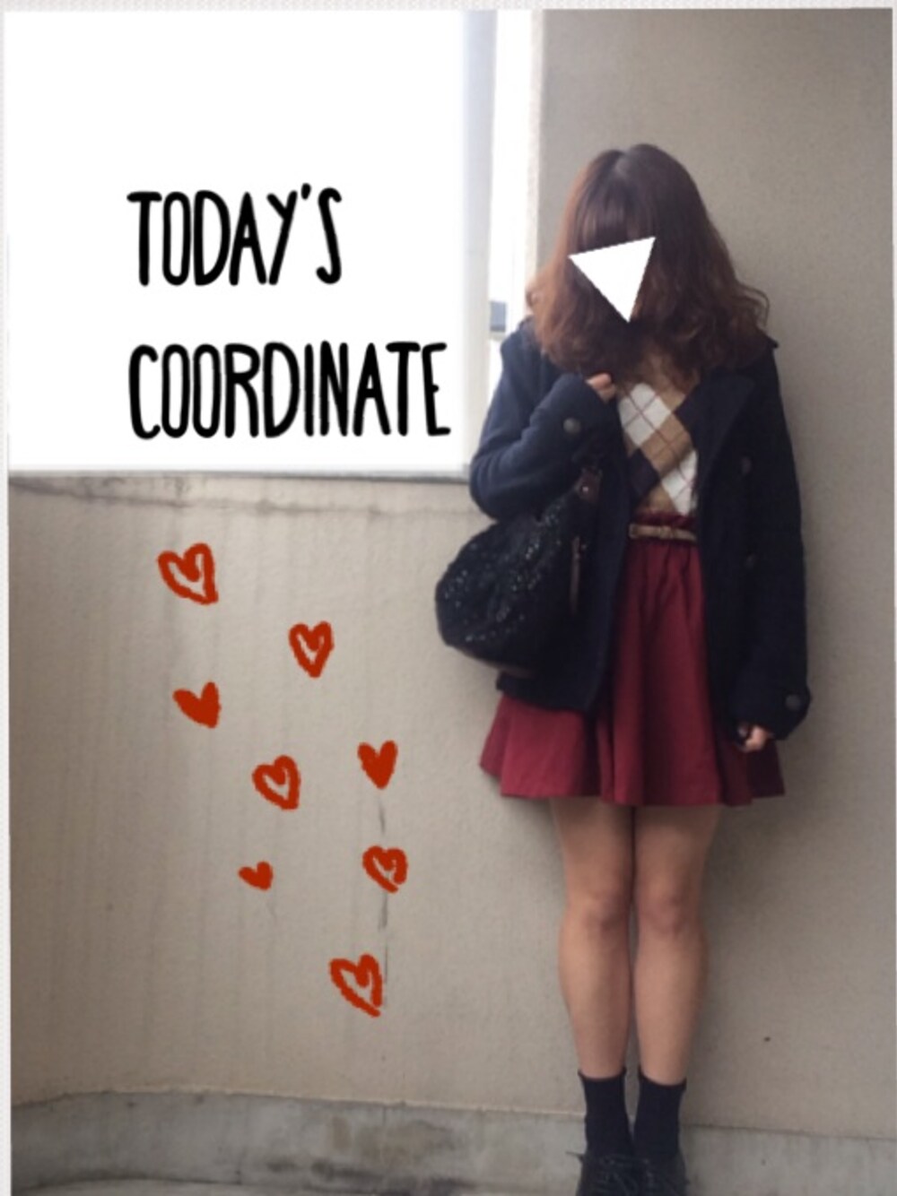 ブラック系のショルダーバッグ、ブラック系のドレスシューズ、ブラック系のスマホグッズを着用したレディースの秋コーディネートの1枚目の写真