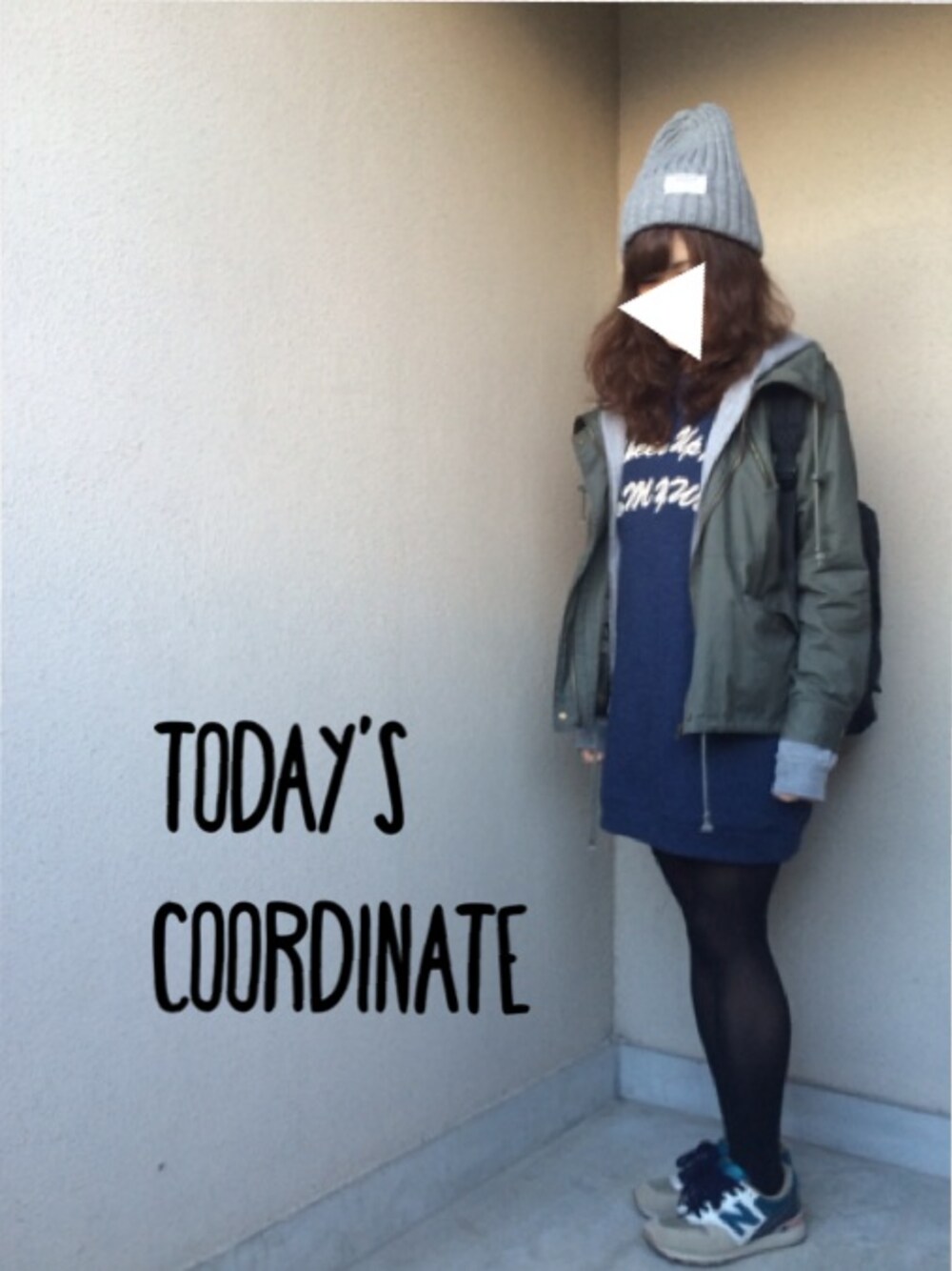 ブルー系のワンピース、グリーン系のミリタリージャケット、ピンク系のスニーカーを着用したレディースの秋コーディネートの1枚目の写真