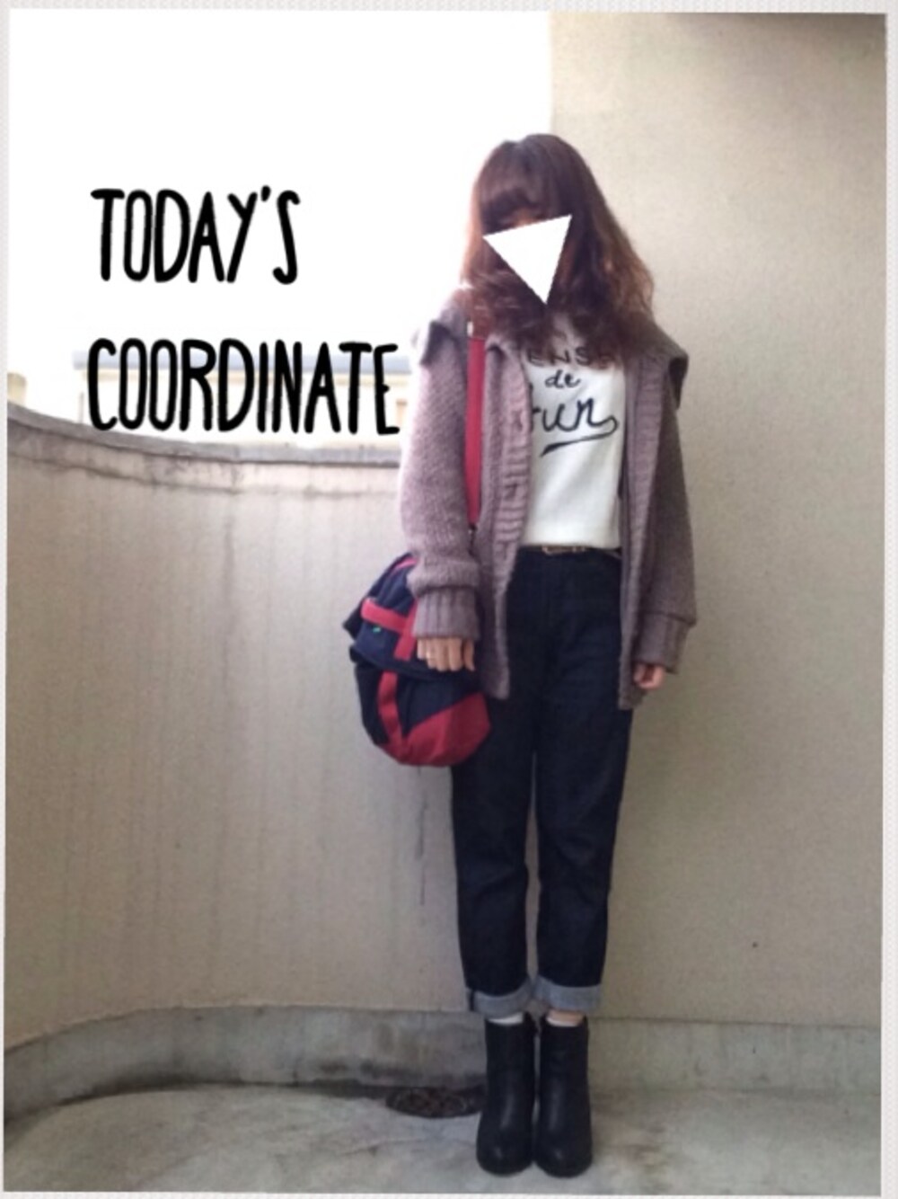 ホワイト系のニット/セーター、ブラック系のシューズを着用したレディースの秋コーディネートの1枚目の写真