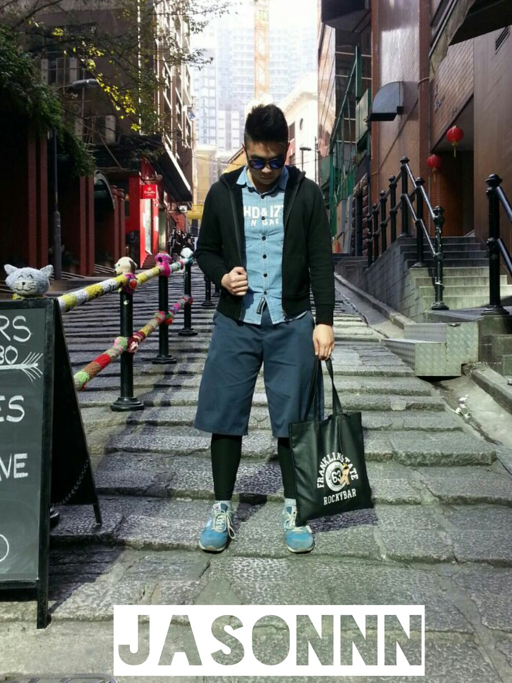「blue、hkboy、NEWBALANCE、street」｜「UNIQLOのアイテム（スタジャン、ブラック系）」を使った、Jason Chanさん（メンズ・175cm）の冬コーディネートの1枚目の写真