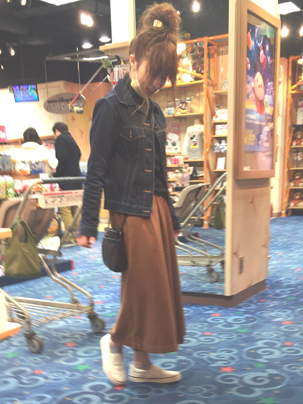 「LE CIEL BLEUのアイテム（デニムジャケット、ブルー系）」を使った、AMUさん（レディース・155cm）の冬コーディネートの1枚目の写真